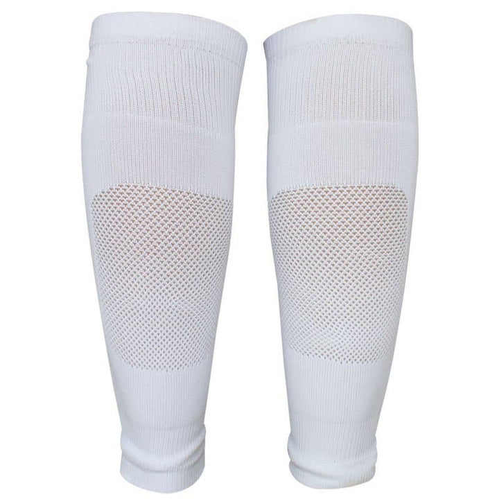 pantorrillera deportiva negra está fabricada en poliamida, ofreciendo un ajuste cómodo y seguro para cualquier actividad física.