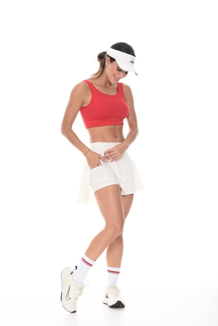 Falda short deportiva, fabricada con tecnología Secmax, que expulsa la humedad y acelera el secado, manteniéndote fresca incluso en los entrenamientos más intensos
