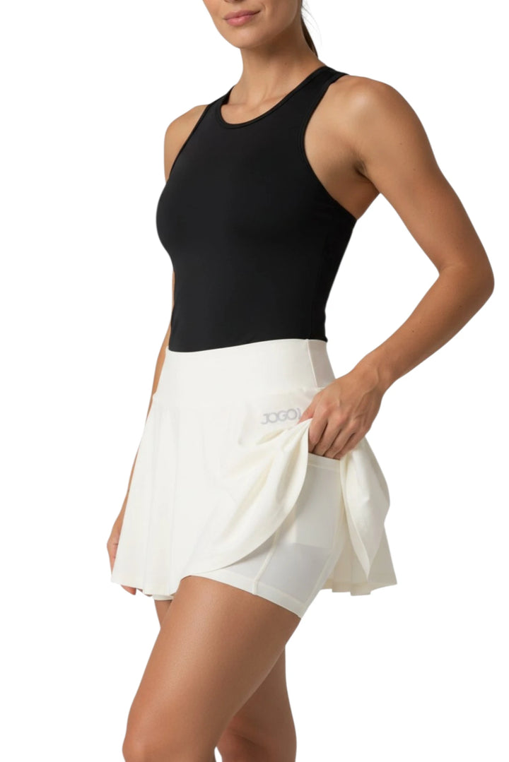 Falda short deportiva, fabricada con tecnología Secmax, que expulsa la humedad y acelera el secado, manteniéndote fresca incluso en los entrenamientos más intensos