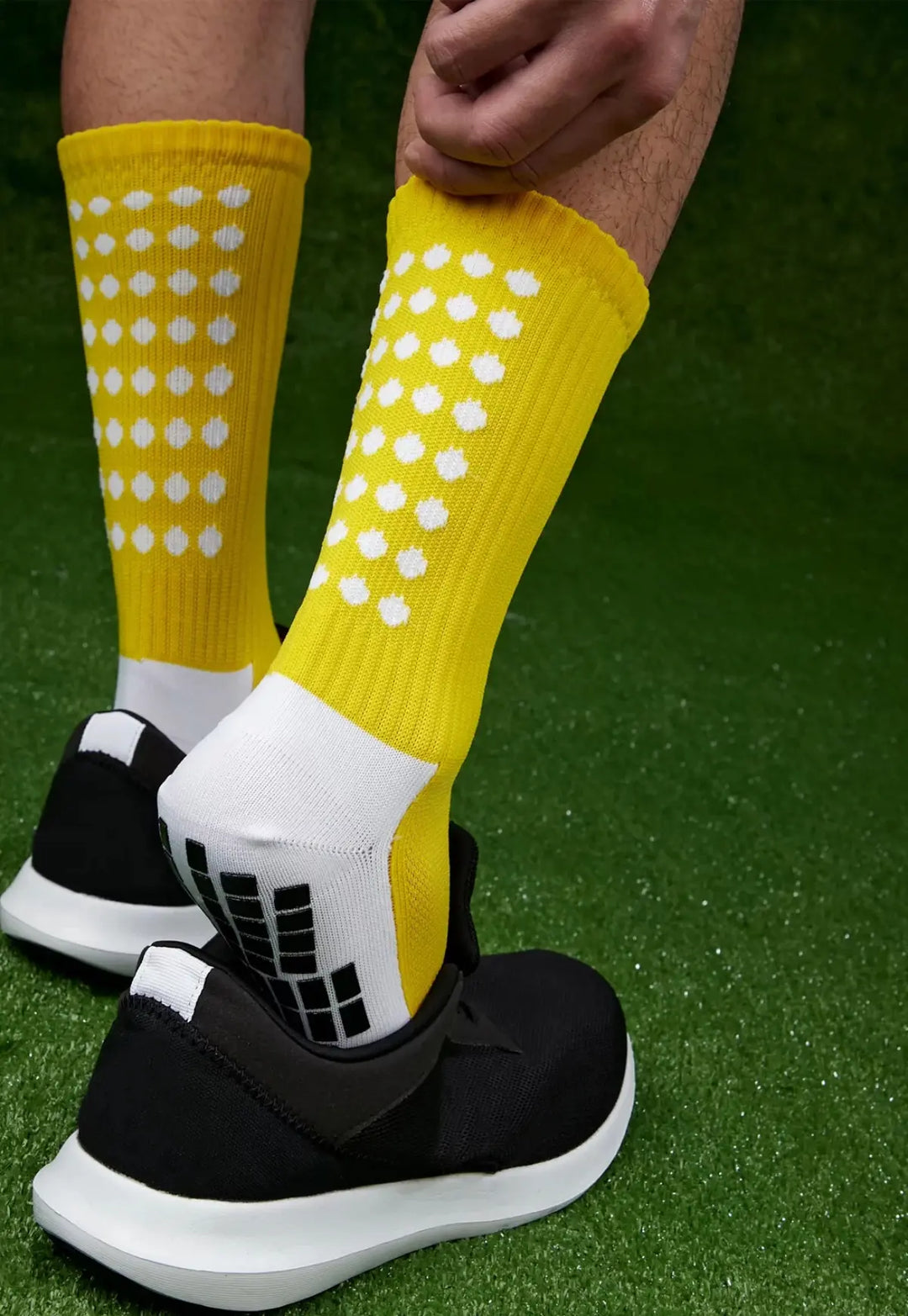 Medias canilleras antideslizantes amarillas puntos blancos