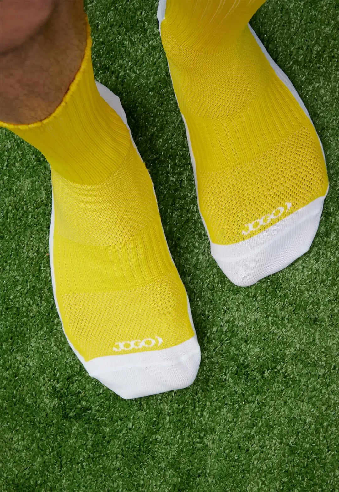 Medias canilleras antideslizantes JOGO, su tejido reforzado en punta y talón aumenta la durabilidad y protección en cada pisada, mientras que la tecnología antideslizante en la planta mejora el agarre dentro del calzado