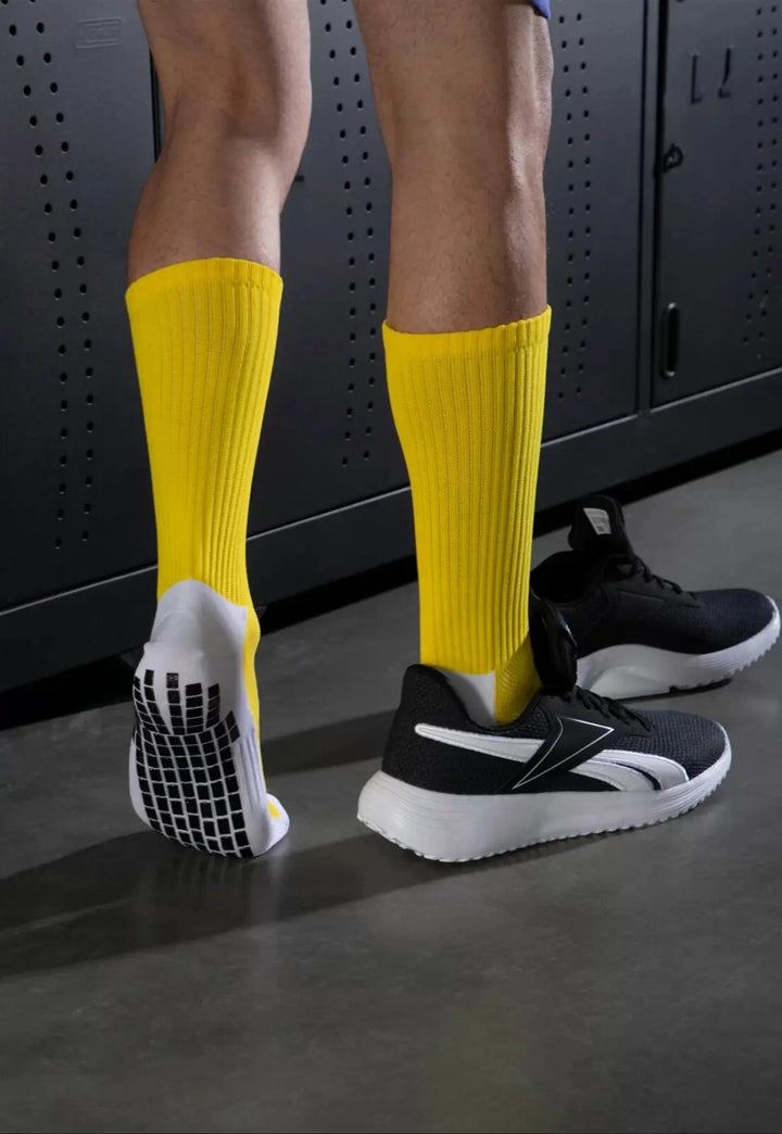 Medias canilleras antideslizantes amarillas
