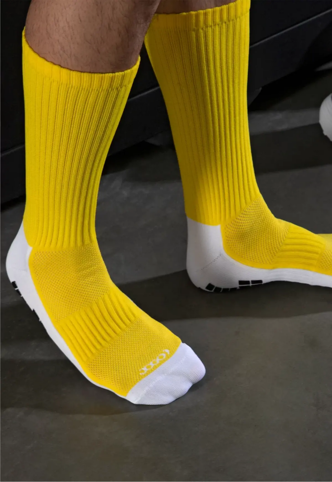 Medias canilleras antideslizantes amarillas