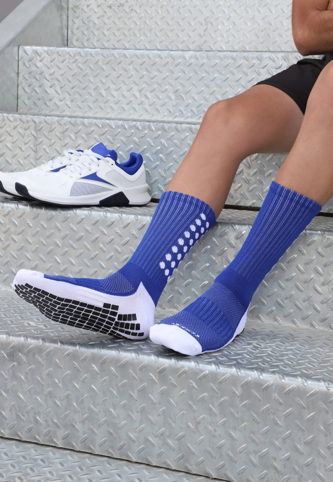 Medias canilleras antideslizantes azul rey puntos blancos