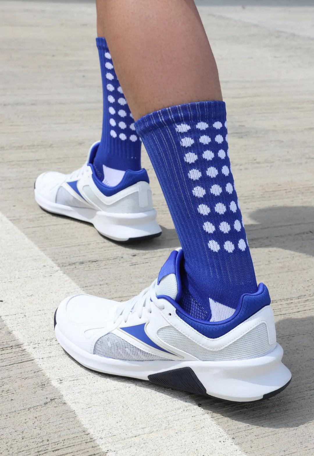 Medias canilleras antideslizantes azul rey puntos blancos