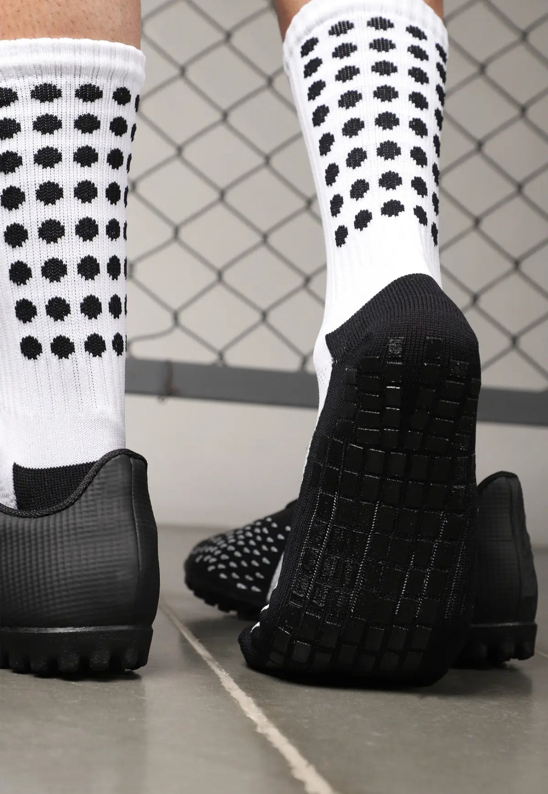 Medias canilleras antideslizantes JOGO, su tejido reforzado en punta y talón aumenta la durabilidad y protección en cada pisada, mientras que la tecnología antideslizante en la planta mejora el agarre dentro del calzado