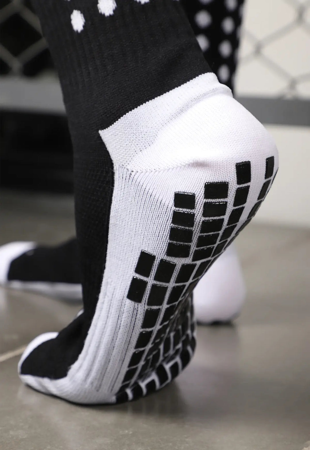 Medias canilleras antideslizantes JOGO, su tejido reforzado en punta y talón aumenta la durabilidad y protección en cada pisada, mientras que la tecnología antideslizante en la planta mejora el agarre dentro del calzado