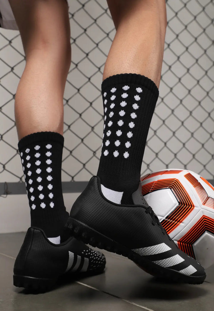 Medias canilleras antideslizantes JOGO, su tejido reforzado en punta y talón aumenta la durabilidad y protección en cada pisada, mientras que la tecnología antideslizante en la planta mejora el agarre dentro del calzado