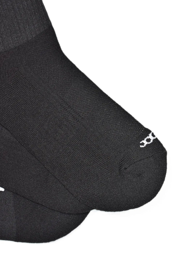 medias canilleras deportivas JOGO, diseño clásico y versátil se adapta perfectamente a tu día a día, ya sea para acompañar tu look casual o tu rutina deportiva